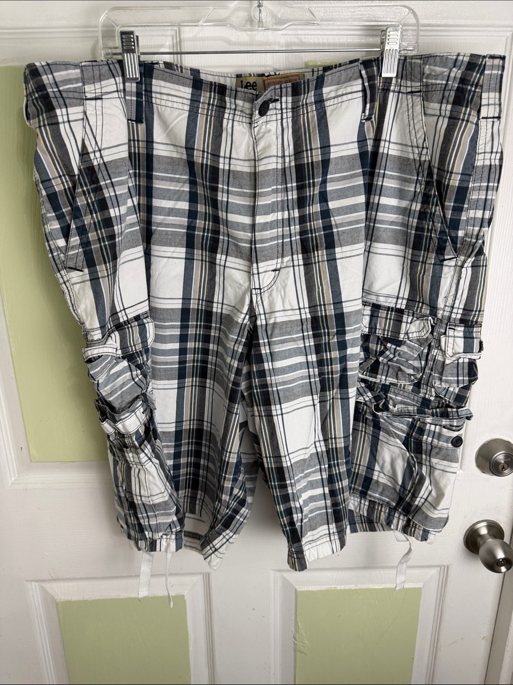 (2136) Lee Plaid Cargo Shorts in White, Gray & Navy, Size: 42